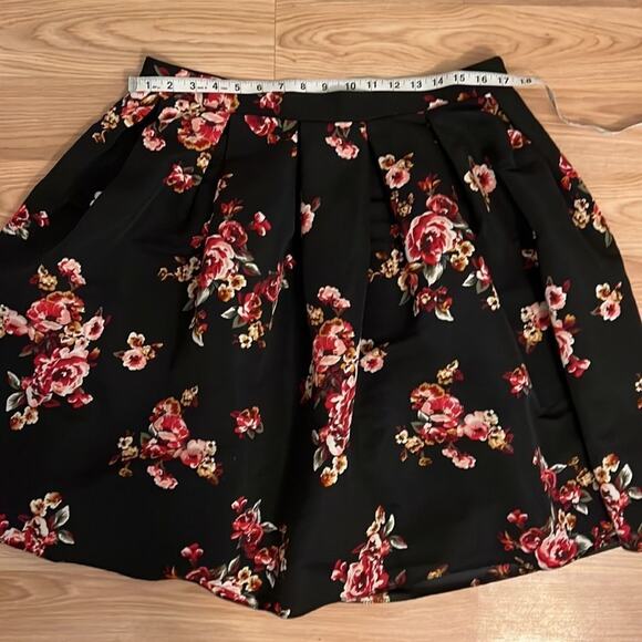 Forever 21+ Floral Skirt size 0X - Picture 7 of 8
